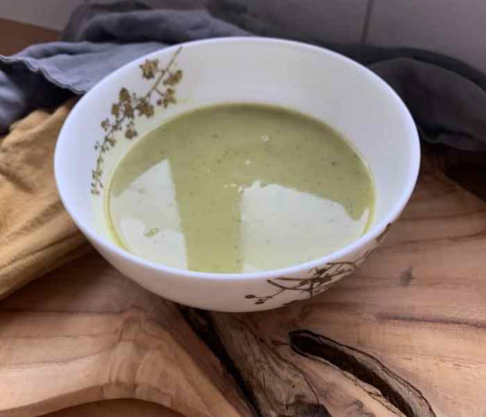 Veganistische courgettesoep met avocado